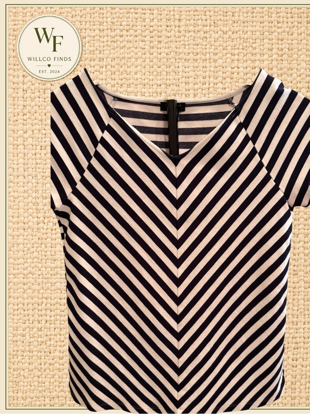 Ann Taylor Navy and White Chevron Striped V-Neck Short Sleeve Top Size Small